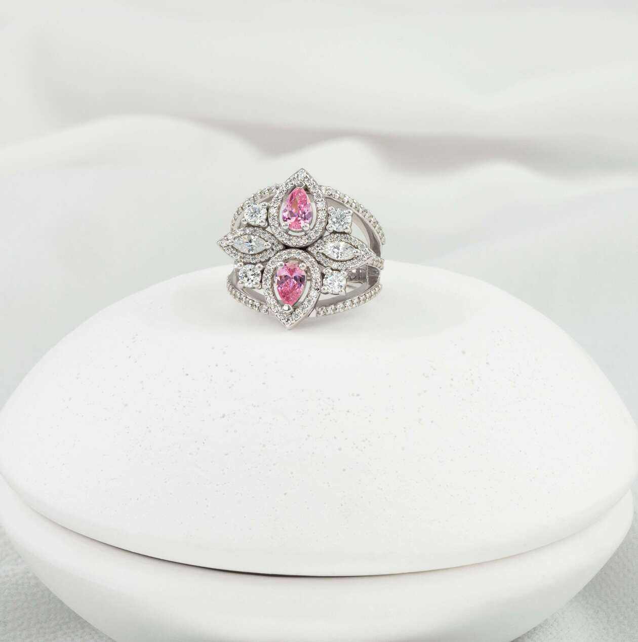 粉红色蓝宝石戒指