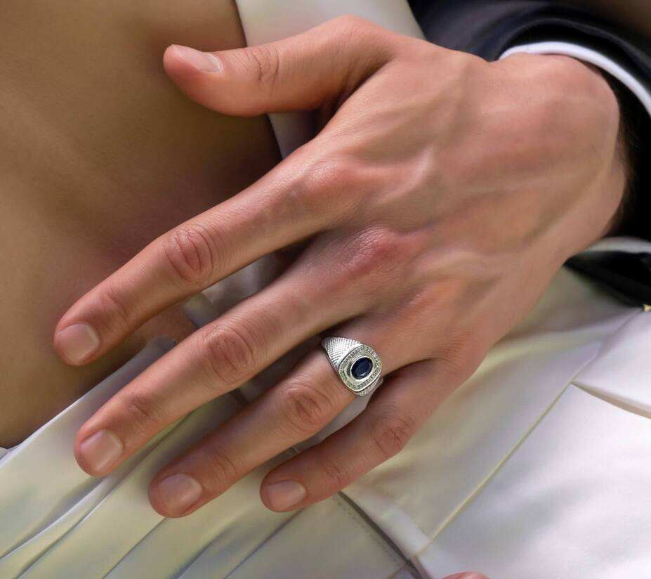 银色男士订婚戒指