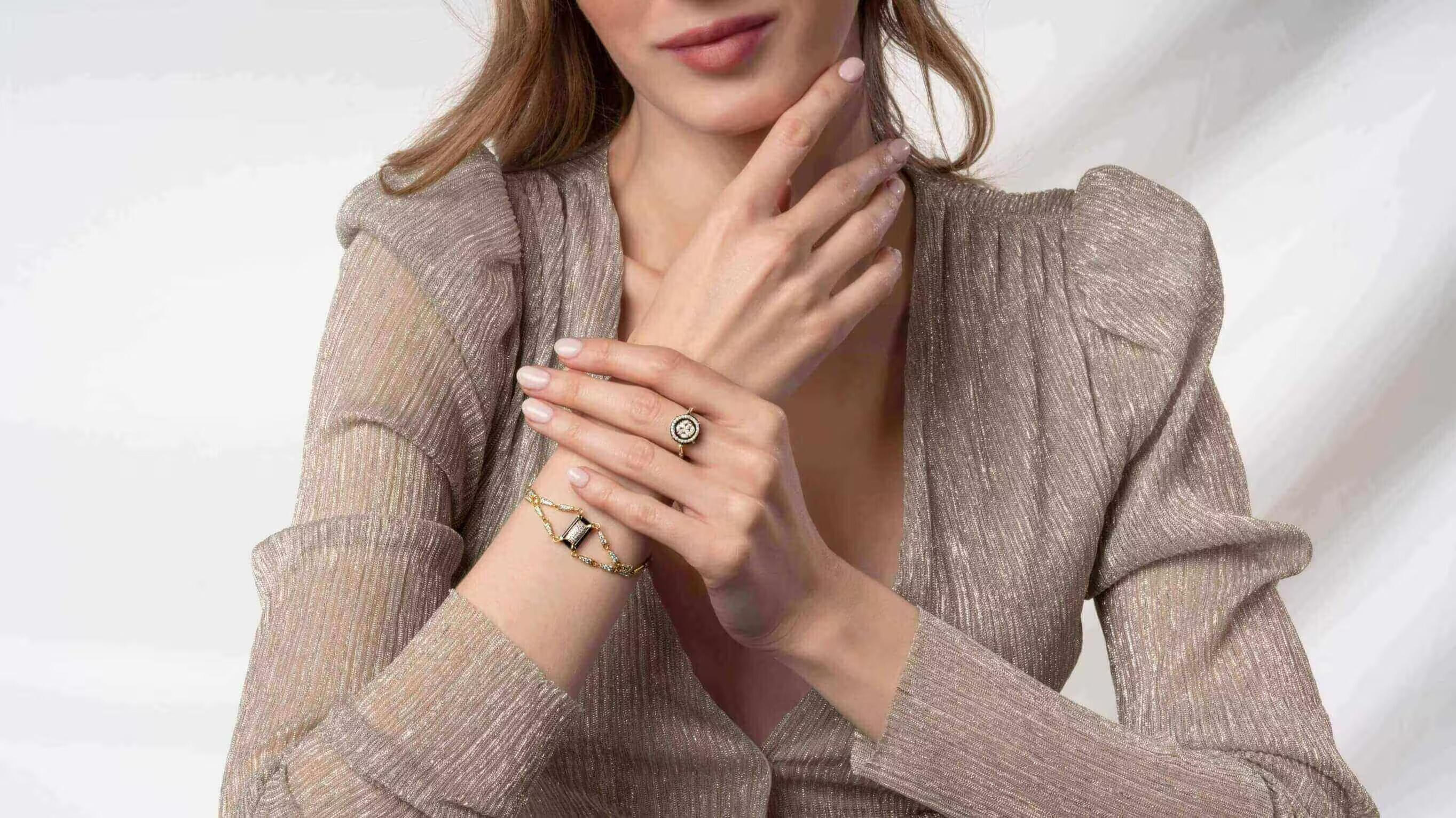 陶瓷首饰配棕色钻石