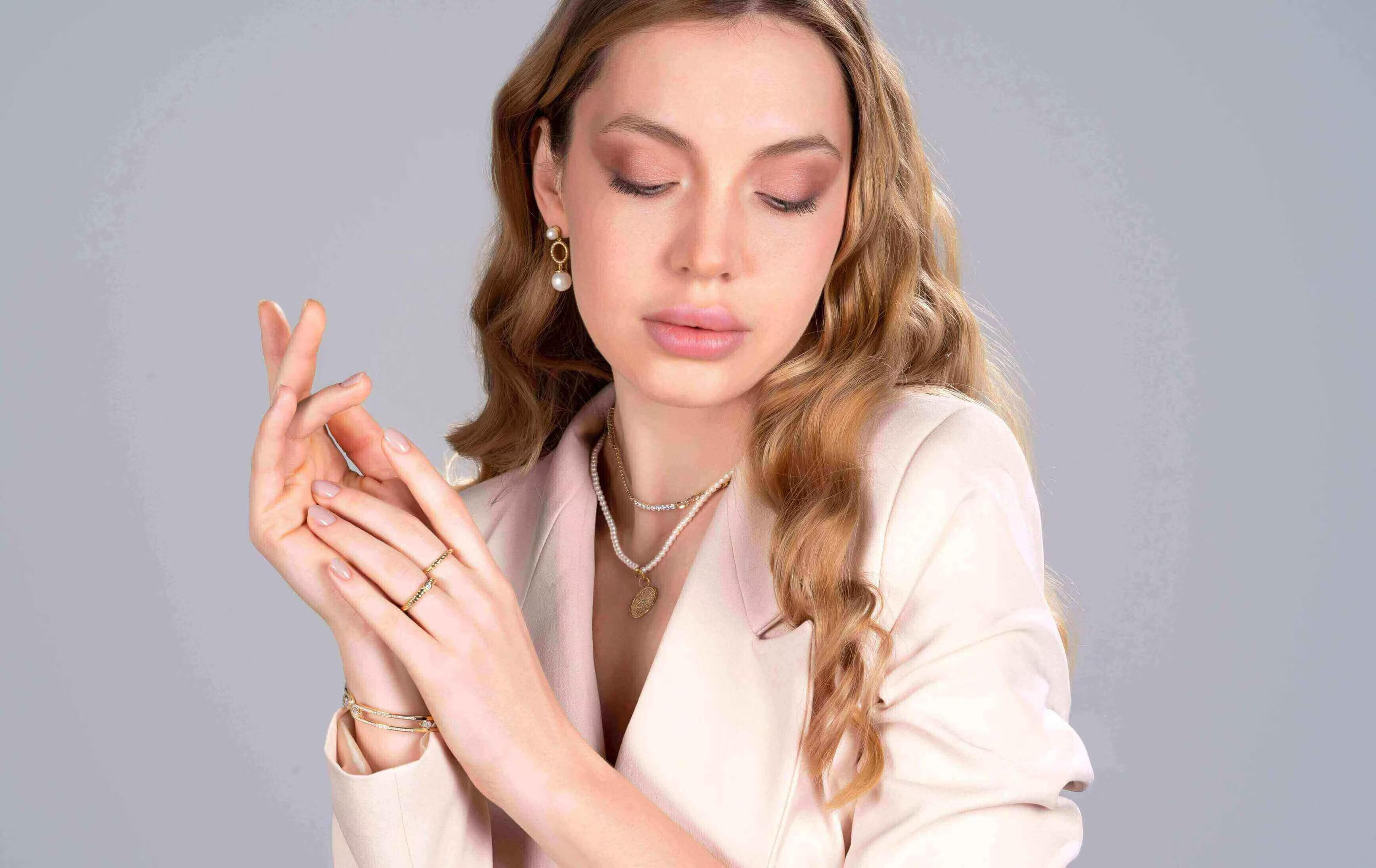 带有棕色钻石的珍珠饰品